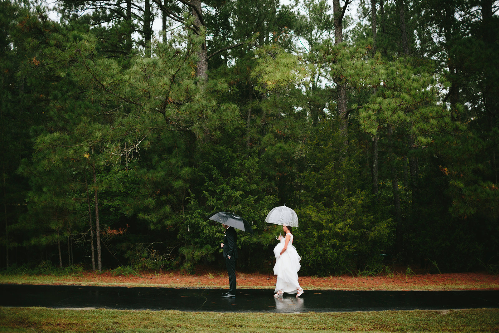 rainy day wedding first look