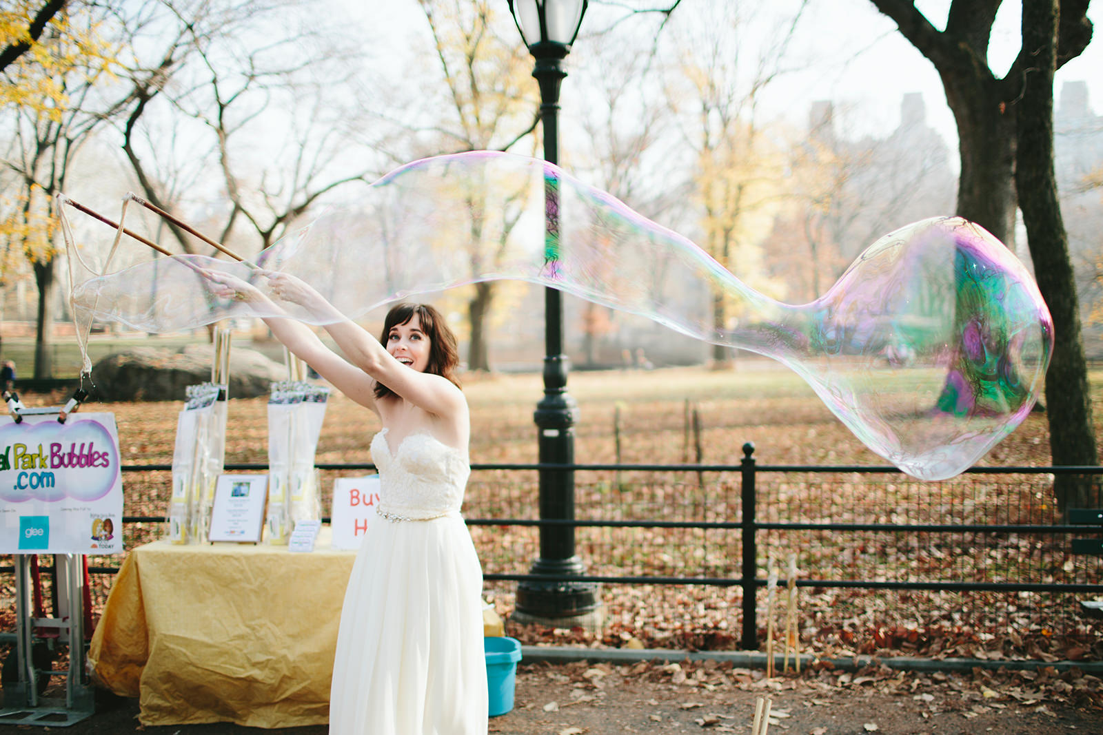 bride bubbles in the park