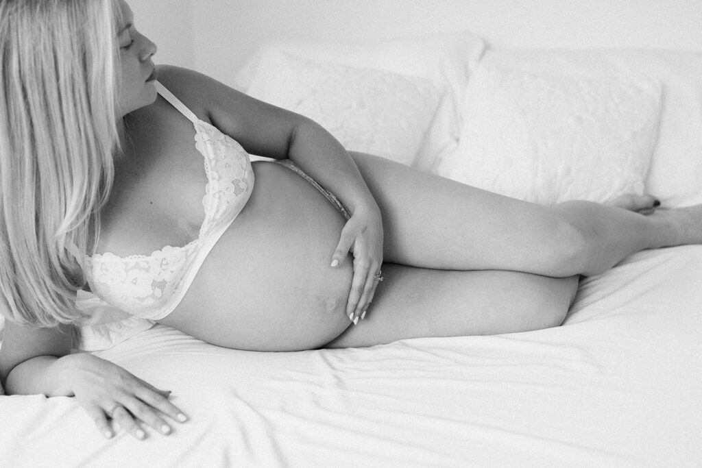 maternity-boudoir-session-in-asheville-01